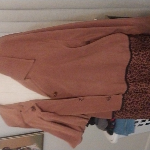 Leopard & microfiber top or jacket - Picture 7 of 10